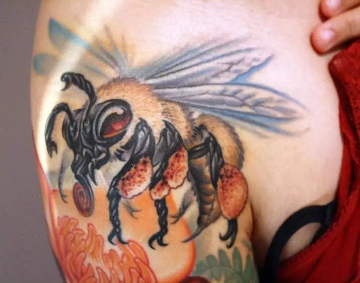 タトゥー「蜂」：男性のための意味とスケッチ手と首のための女の子のための小さな入れ墨蜂、花の上の蜂の入れ墨と他の美しい例 14240_30