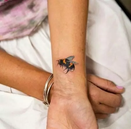 Tattoo «Bee». Իմ իմաստն ու էսքիզներ տղամարդկանց համար, փոքրիկ դաջվածքի մեղու աղջիկների եւ պարանոցի վրա, մեղվաբուծական դաջվածքներ ծաղկի եւ այլ գեղեցիկ օրինակների համար 14240_31