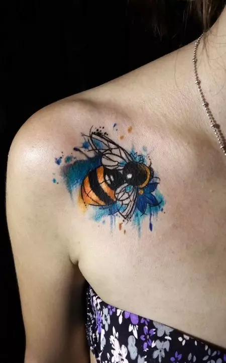 Tattoo «Bee». Իմ իմաստն ու էսքիզներ տղամարդկանց համար, փոքրիկ դաջվածքի մեղու աղջիկների եւ պարանոցի վրա, մեղվաբուծական դաջվածքներ ծաղկի եւ այլ գեղեցիկ օրինակների համար 14240_32