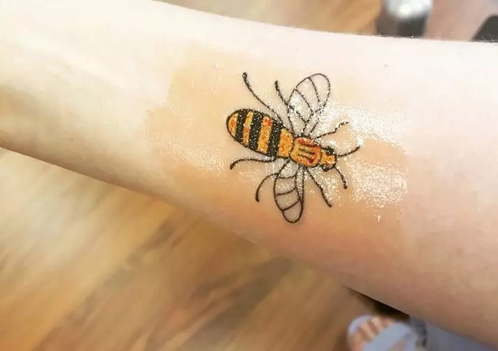 Tattoo «Bee». Իմ իմաստն ու էսքիզներ տղամարդկանց համար, փոքրիկ դաջվածքի մեղու աղջիկների եւ պարանոցի վրա, մեղվաբուծական դաջվածքներ ծաղկի եւ այլ գեղեցիկ օրինակների համար 14240_5