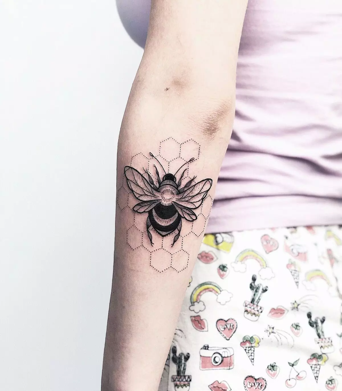 TATTOO «Bee»: ئەرلەرنىڭ مەنىسى ۋە بويۇنلىرى, بويۇن ۋە بويۇنلىرى ۋە بويۇن ۋە باشقا گۈزەل مىساللار 14240_6