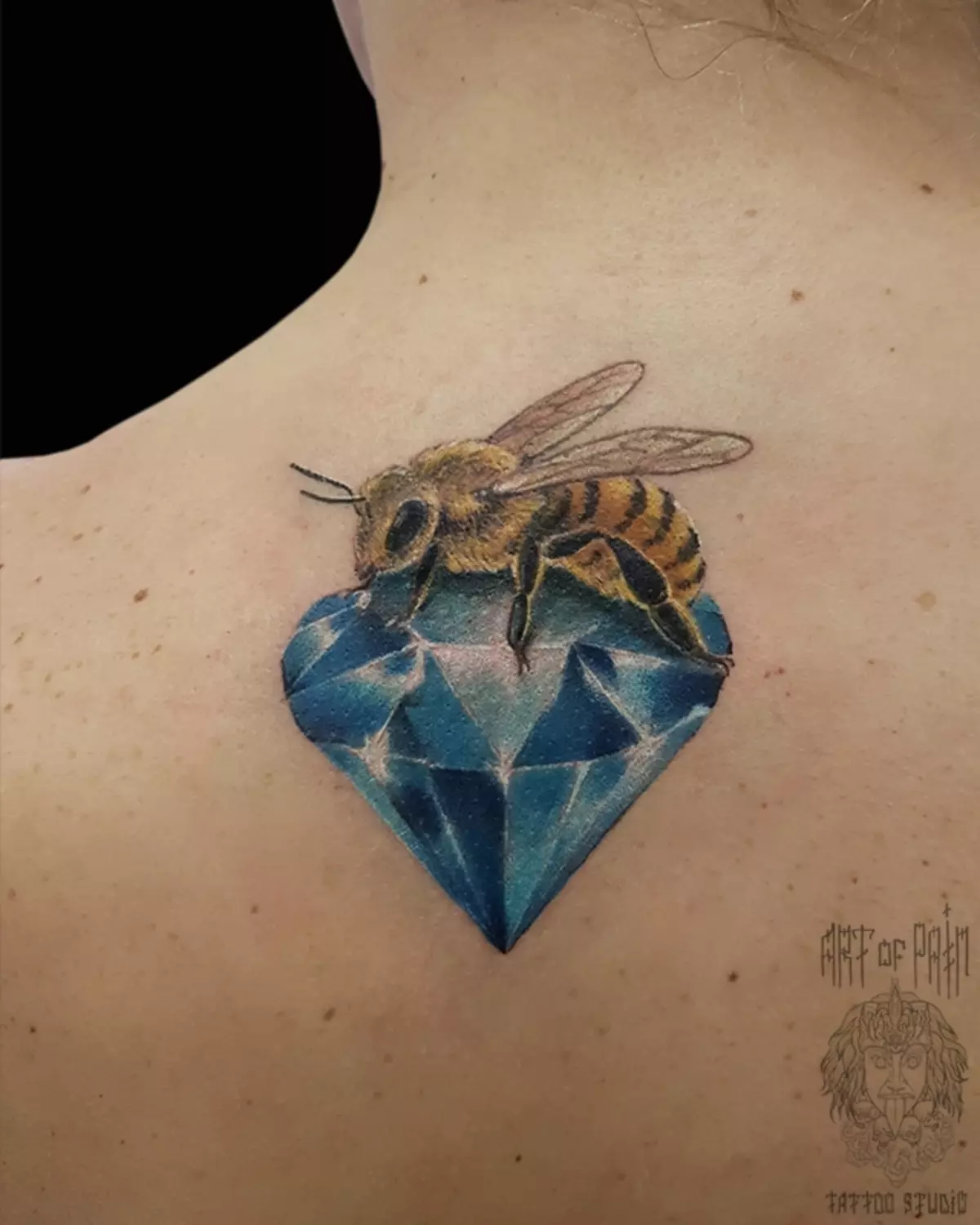 タトゥー「蜂」：男性のための意味とスケッチ手と首のための女の子のための小さな入れ墨蜂、花の上の蜂の入れ墨と他の美しい例 14240_7