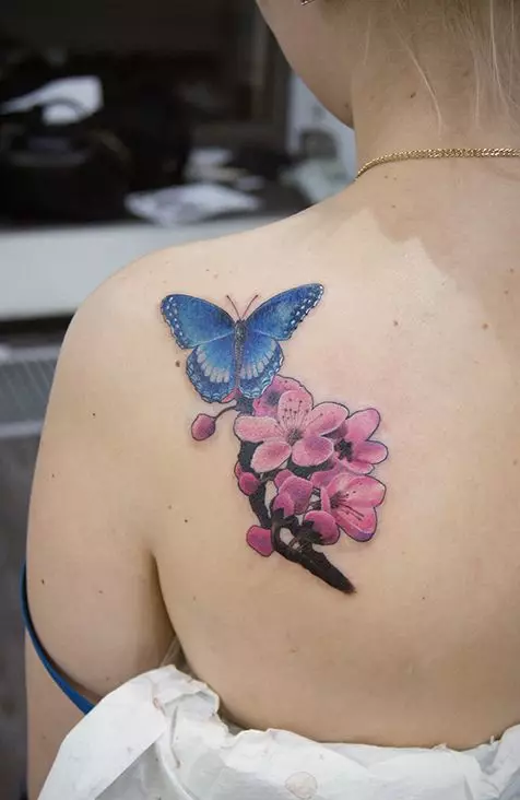女孩的纹身“樱花”：女性樱花分公司的价值。纹身在手上和锁骨，大腿和后面，在其他领域，草图 14242_13