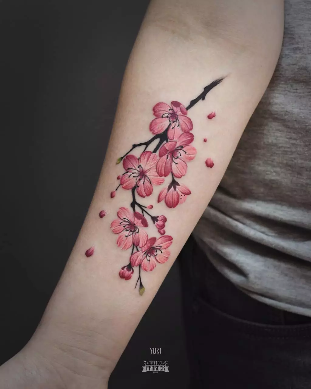 女孩的纹身“樱花”：女性樱花分公司的价值。纹身在手上和锁骨，大腿和后面，在其他领域，草图 14242_18
