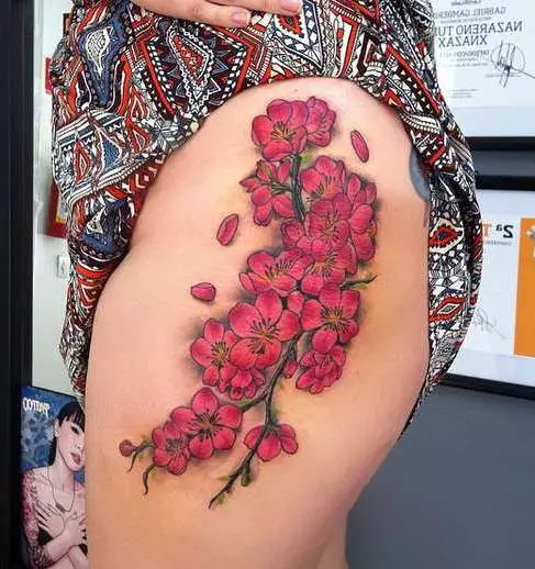 女孩的纹身“樱花”：女性樱花分公司的价值。纹身在手上和锁骨，大腿和后面，在其他领域，草图 14242_21