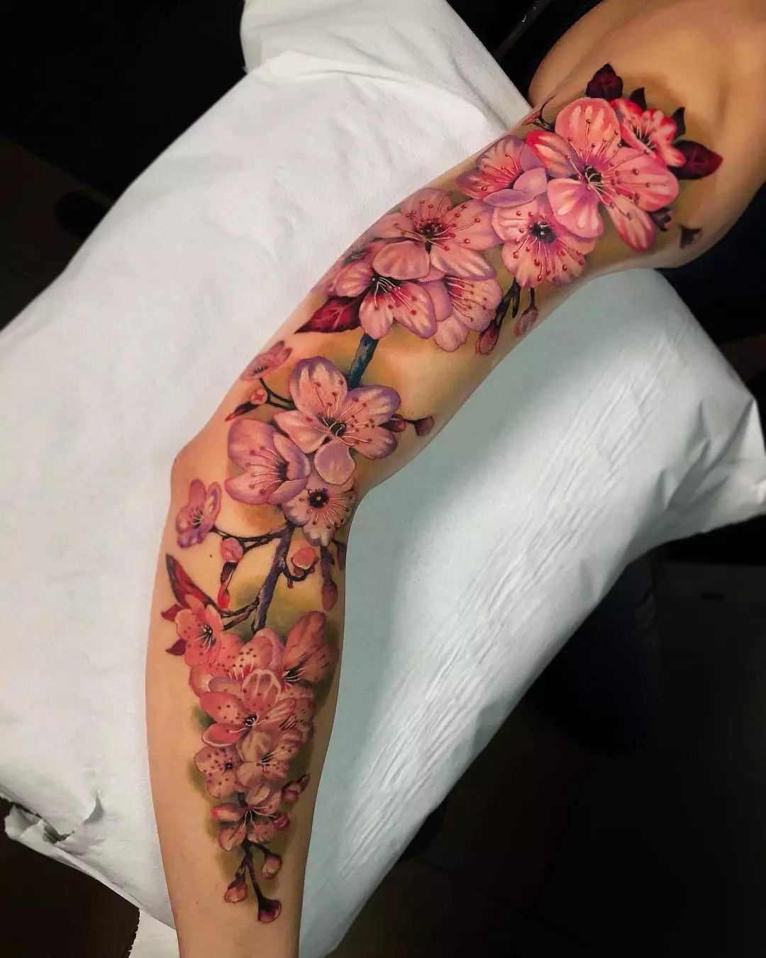 女孩的纹身“樱花”：女性樱花分公司的价值。纹身在手上和锁骨，大腿和后面，在其他领域，草图 14242_3