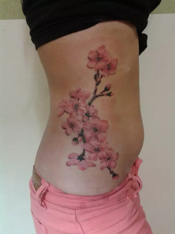 女孩的纹身“樱花”：女性樱花分公司的价值。纹身在手上和锁骨，大腿和后面，在其他领域，草图 14242_7