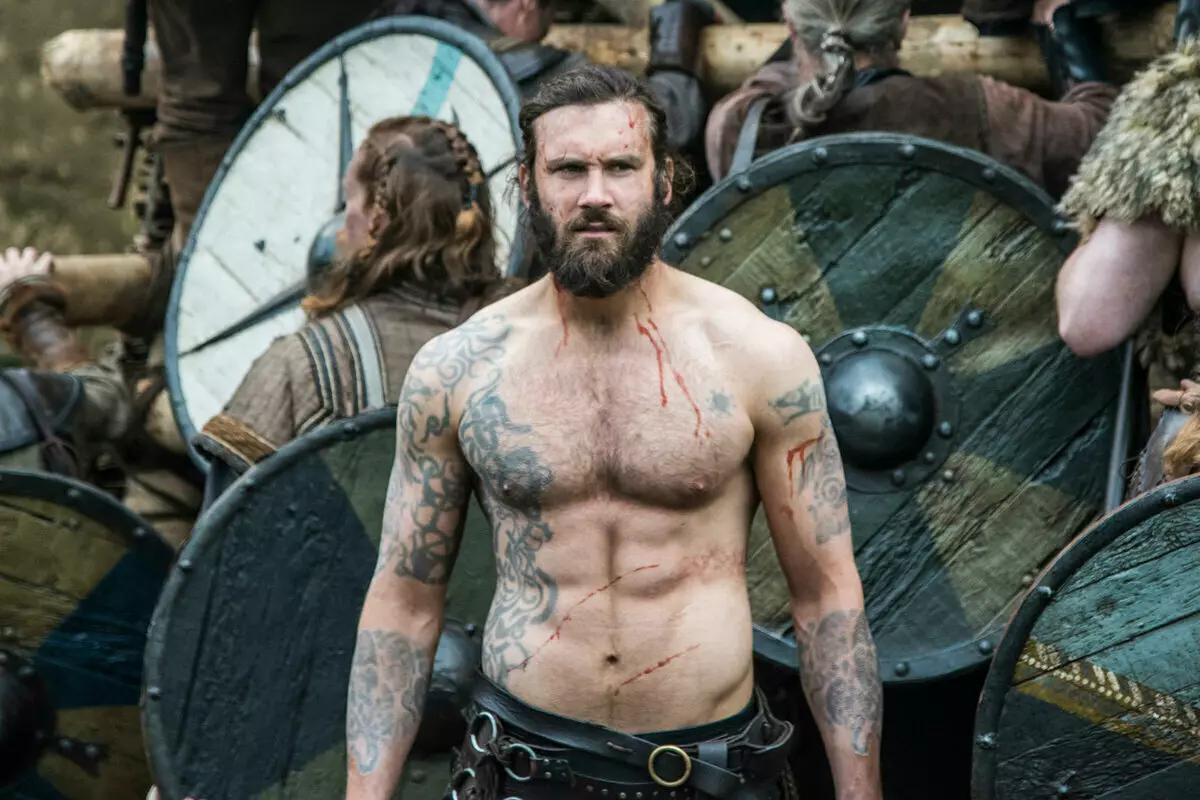 Tattoo Vikings (55 Fotoen): Viking Tattooen Wäert. Tattoo op d'Schëller, Ärmelen op Hänn fir Männer an Tattoo op der Ënneraarm, op der Récksäiten 14249_10