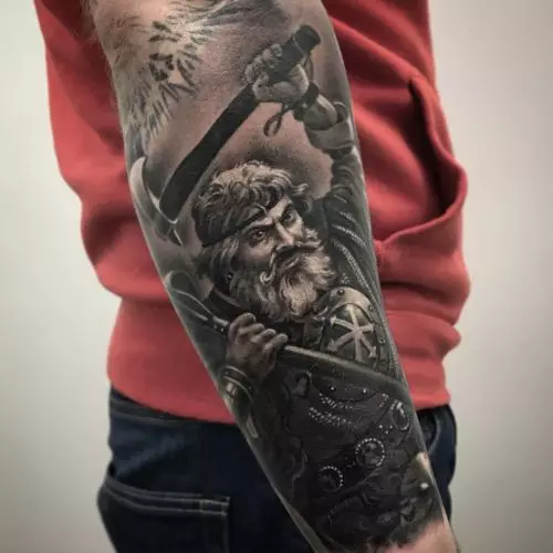 Tattoo Vikings (55 Fotoen): Viking Tattooen Wäert. Tattoo op d'Schëller, Ärmelen op Hänn fir Männer an Tattoo op der Ënneraarm, op der Récksäiten 14249_11