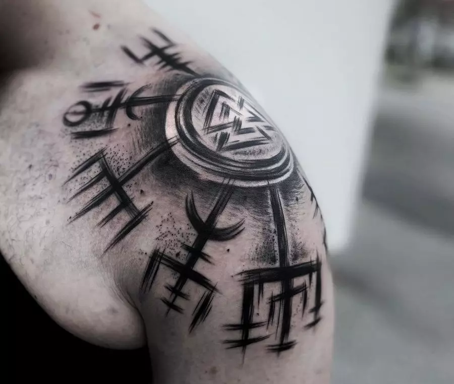Tattoo Vikings (55 Fotoen): Viking Tattooen Wäert. Tattoo op d'Schëller, Ärmelen op Hänn fir Männer an Tattoo op der Ënneraarm, op der Récksäiten 14249_21
