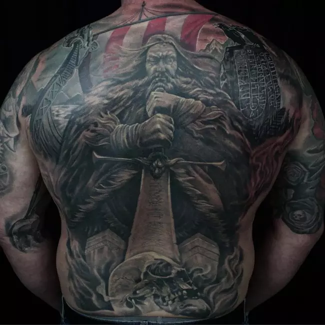 Tattoo Vikings (55 Fotoen): Viking Tattooen Wäert. Tattoo op d'Schëller, Ärmelen op Hänn fir Männer an Tattoo op der Ënneraarm, op der Récksäiten 14249_23