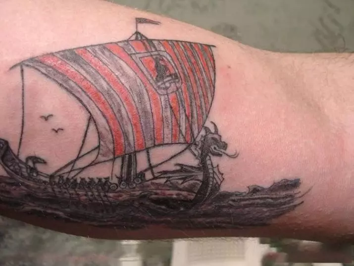 Tattoo Vikings (55 Fotoen): Viking Tattooen Wäert. Tattoo op d'Schëller, Ärmelen op Hänn fir Männer an Tattoo op der Ënneraarm, op der Récksäiten 14249_41