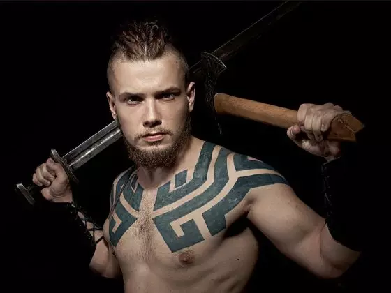 Tattoo Vikings (55 Fotoen): Viking Tattooen Wäert. Tattoo op d'Schëller, Ärmelen op Hänn fir Männer an Tattoo op der Ënneraarm, op der Récksäiten 14249_46