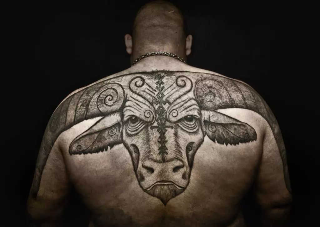 Tattoo Vikings (55 Fotoen): Viking Tattooen Wäert. Tattoo op d'Schëller, Ärmelen op Hänn fir Männer an Tattoo op der Ënneraarm, op der Récksäiten 14249_47