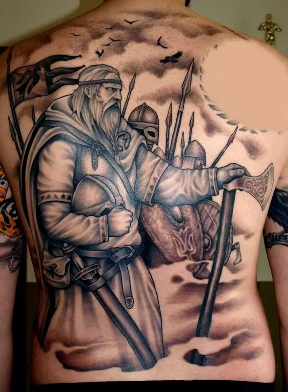 Tattoo Vikings (55 Fotoen): Viking Tattooen Wäert. Tattoo op d'Schëller, Ärmelen op Hänn fir Männer an Tattoo op der Ënneraarm, op der Récksäiten 14249_49
