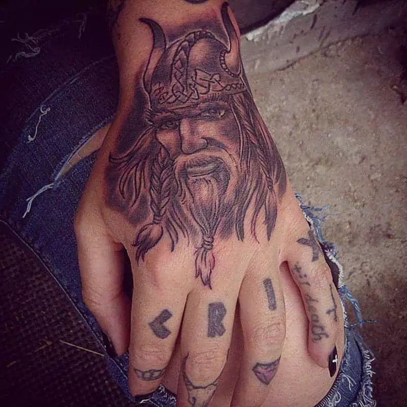 Tattoo Vikings (55 Fotoen): Viking Tattooen Wäert. Tattoo op d'Schëller, Ärmelen op Hänn fir Männer an Tattoo op der Ënneraarm, op der Récksäiten 14249_50