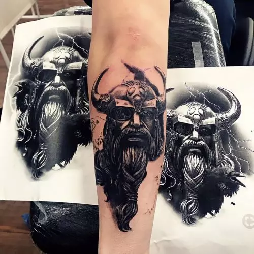 Tattoo Vikings (55 Fotoen): Viking Tattooen Wäert. Tattoo op d'Schëller, Ärmelen op Hänn fir Männer an Tattoo op der Ënneraarm, op der Récksäiten 14249_6
