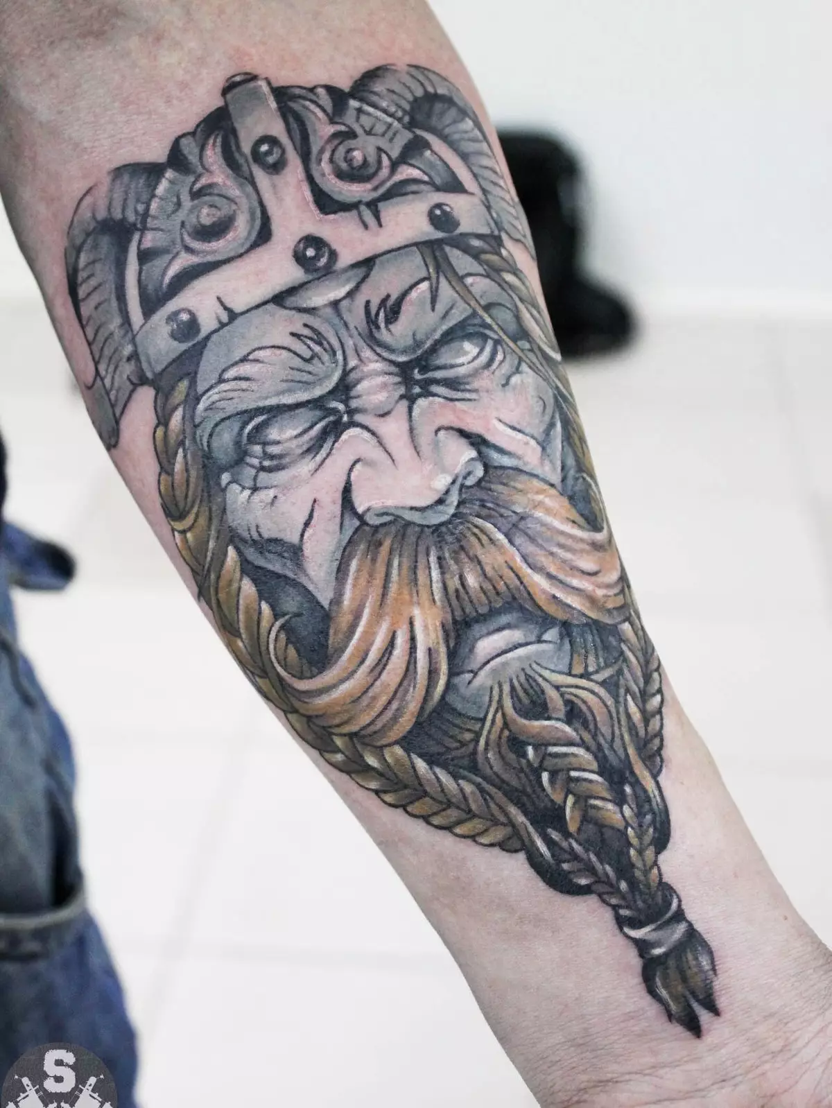 Tattoo Vikings (55 Fotoen): Viking Tattooen Wäert. Tattoo op d'Schëller, Ärmelen op Hänn fir Männer an Tattoo op der Ënneraarm, op der Récksäiten 14249_7