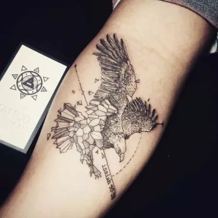 Tattoo med Falcon: Skisser og verdi av tatoveringer, tatovering på skulderen og på hånden, på baksiden og brystet, på nakken og i andre områder av menn og jenter 14252_11