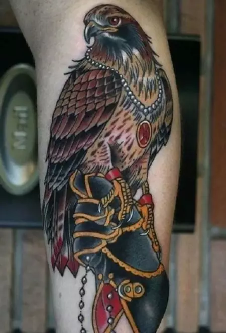 Tattoo med Falcon: Skisser og verdi av tatoveringer, tatovering på skulderen og på hånden, på baksiden og brystet, på nakken og i andre områder av menn og jenter 14252_12