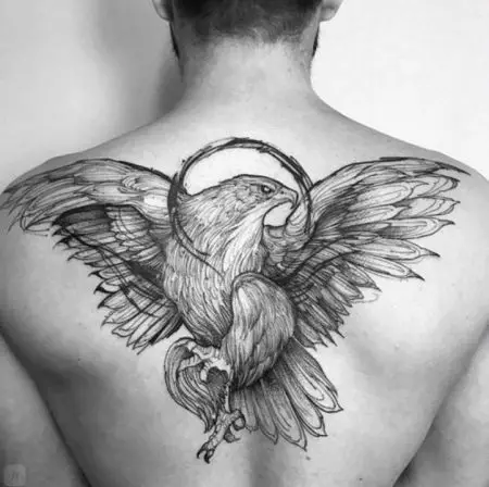 Τατουάζ με γεράκι: σκίτσα και αξία τατουάζ, τατουάζ στον ώμο και στο χέρι, στην πλάτη και στο στήθος, στο λαιμό και σε άλλες περιοχές ανδρών και κοριτσιών 14252_23