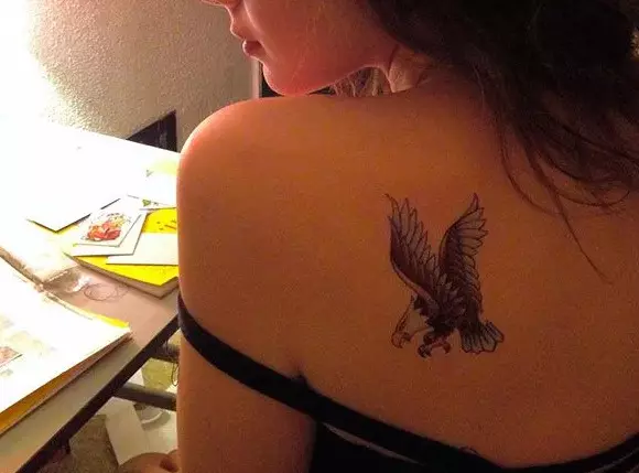 纹身与猎鹰：纹身的草图和价值，肩膀上的纹身，在手上，背部和胸部，在脖子和男性和女孩的其他地区 14252_8