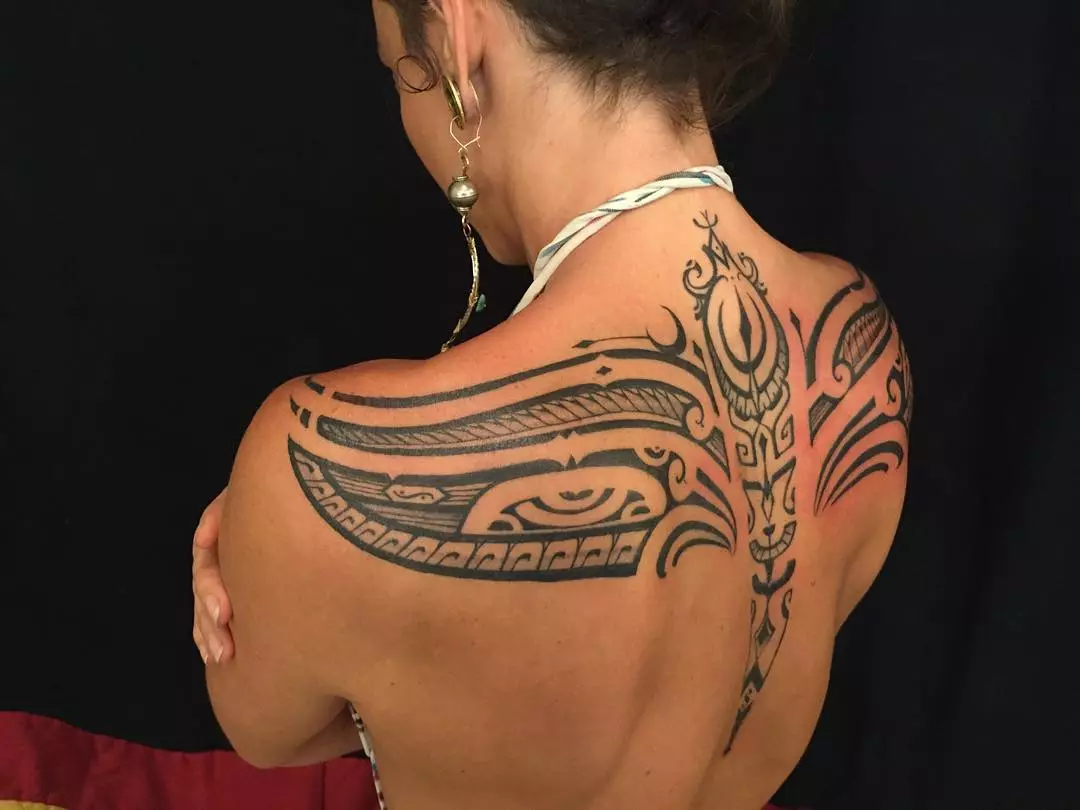 Maori tetovaža (36 fotografija): Muška tetovaže na ruku i njihovo značenje, skice, ženska tetovaža u stilu plemena, pregled simbola 14254_11