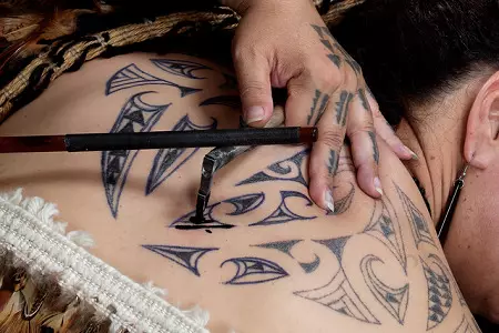 Maori tatovering (36 billeder): mænds tatoveringer på hånden og deres betydning, skitser, kvinders tatovering i stammen af ​​stammen, symbolvurdering 14254_2