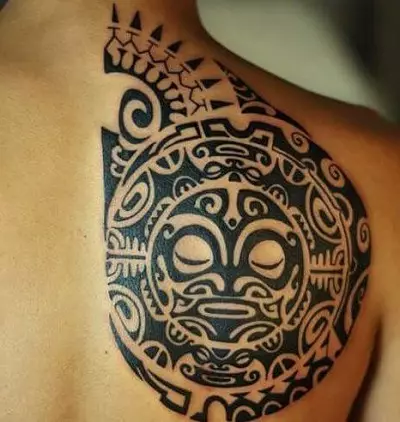 Maori Tattoo（36枚の写真）：手の中の入れ墨とその意味、スケッチ、族のスタイルの女性の入れ墨、シンボルレビュー 14254_21