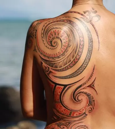 Maori tetovaža (36 fotografija): Muška tetovaže na ruku i njihovo značenje, skice, ženska tetovaža u stilu plemena, pregled simbola 14254_22