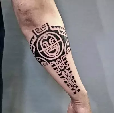 Maori Tattoo (36 รูป): รอยสักของผู้ชายในมือและความหมายของพวกเขาสเก็ตช์รอยสักของผู้หญิงในสไตล์ของเผ่ารีวิวสัญลักษณ์ 14254_23