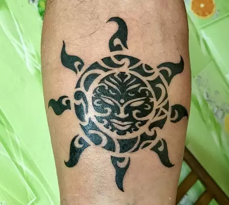 Maori tetovaža (36 fotografija): Muška tetovaže na ruku i njihovo značenje, skice, ženska tetovaža u stilu plemena, pregled simbola 14254_24