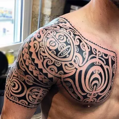 Maori tetovaža (36 fotografija): Muška tetovaže na ruku i njihovo značenje, skice, ženska tetovaža u stilu plemena, pregled simbola 14254_34
