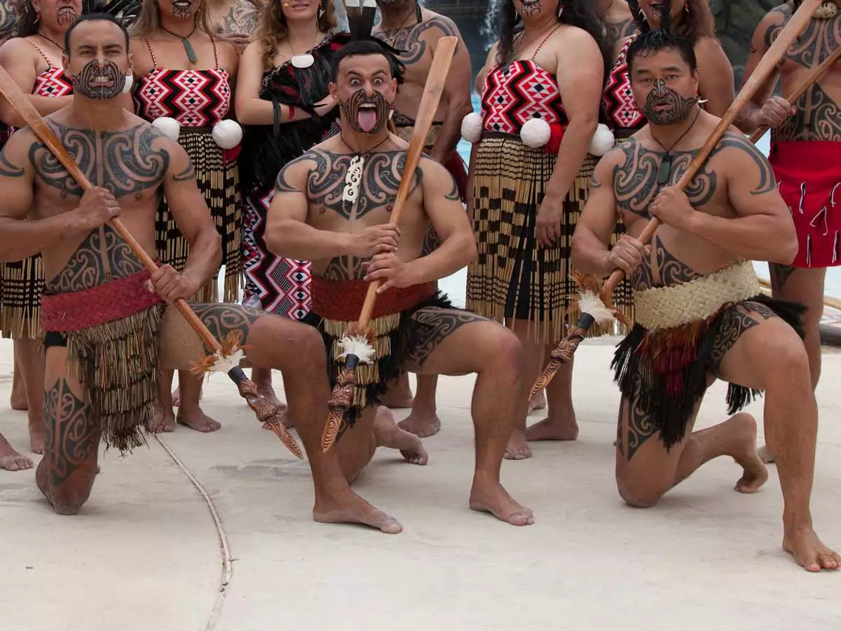 Maori tetovaža (36 fotografija): Muška tetovaže na ruku i njihovo značenje, skice, ženska tetovaža u stilu plemena, pregled simbola 14254_4