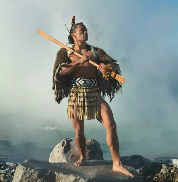 Maori Tattoo (36 foto's): Men's tattoos op hand en die betekenis daarvan, sketse, tatoo se vroue in die styl van die stam, simbool review 14254_7