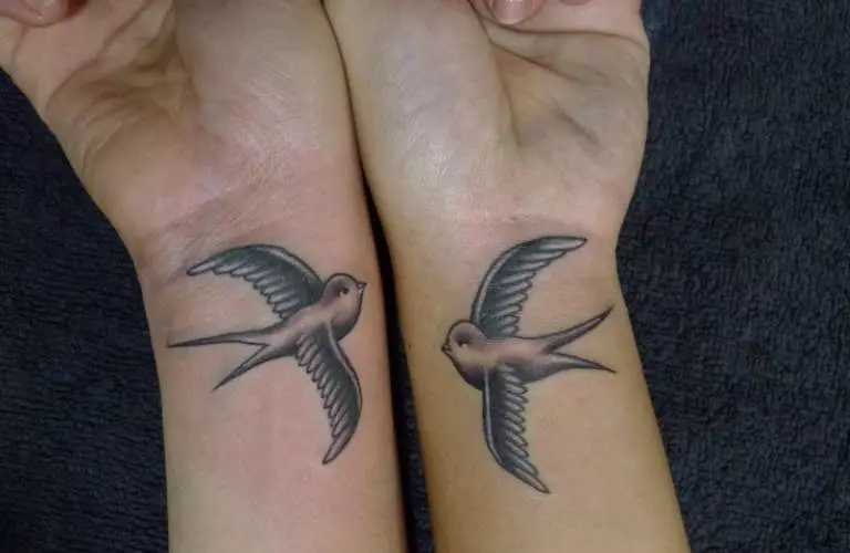 Tatuazh i çiftuar për të dashuruar (67 foto): idetë e tatuazheve të përbashkëta të vogla për një djalë dhe vajza, kuptimin, skicat dhe mbishkrimet e tyre 14256_10