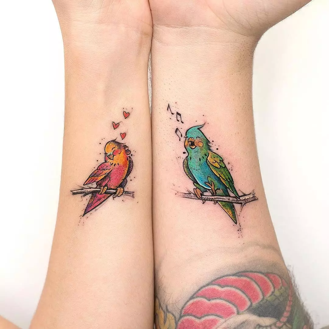 Sparowany tatuaż dla miłośników (67 zdjęć): pomysły wspólnych małych tatuaży dla faceta i dziewcząt, ich znaczenie, szkice i napisy 14256_11