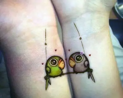 Tatuazh i çiftuar për të dashuruar (67 foto): idetë e tatuazheve të përbashkëta të vogla për një djalë dhe vajza, kuptimin, skicat dhe mbishkrimet e tyre 14256_12