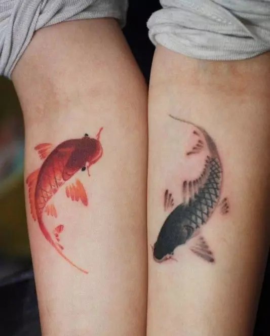 Упарени тетоважа за љубавнике (67 фотографија): Идеје заједничких малих тетоважа за момка и девојчице, њихово значење, скице и натписи 14256_18