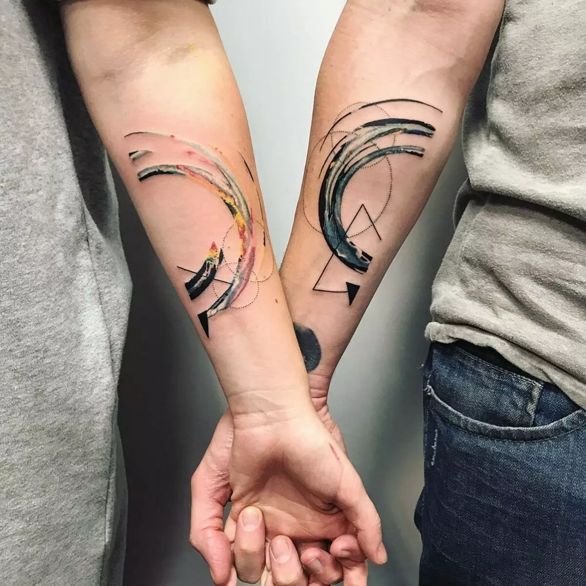 Uparena tetovaža za ljubitelje (67 fotografija): ideje o zajedničkim tetovažama za čovjeka i djevojčice, njihovo značenje, skice i natpise 14256_2