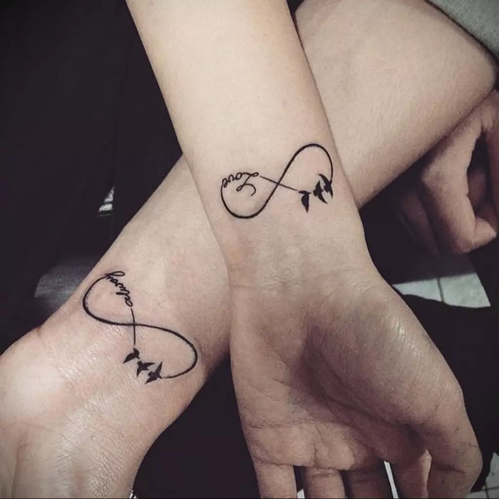 Tatuazh i çiftuar për të dashuruar (67 foto): idetë e tatuazheve të përbashkëta të vogla për një djalë dhe vajza, kuptimin, skicat dhe mbishkrimet e tyre 14256_23