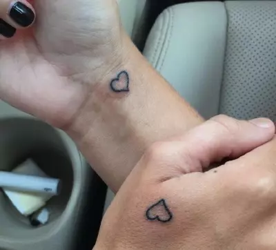 Tatuazh i çiftuar për të dashuruar (67 foto): idetë e tatuazheve të përbashkëta të vogla për një djalë dhe vajza, kuptimin, skicat dhe mbishkrimet e tyre 14256_25