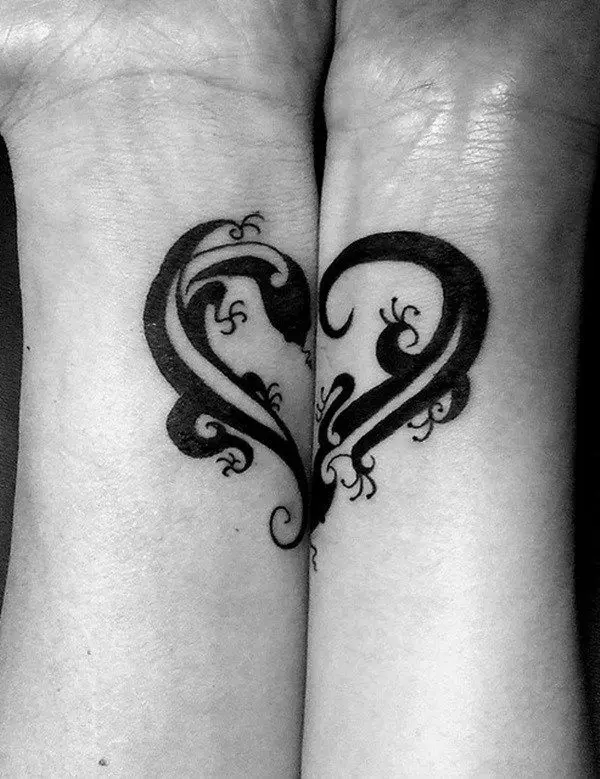 Tatuazh i çiftuar për të dashuruar (67 foto): idetë e tatuazheve të përbashkëta të vogla për një djalë dhe vajza, kuptimin, skicat dhe mbishkrimet e tyre 14256_26