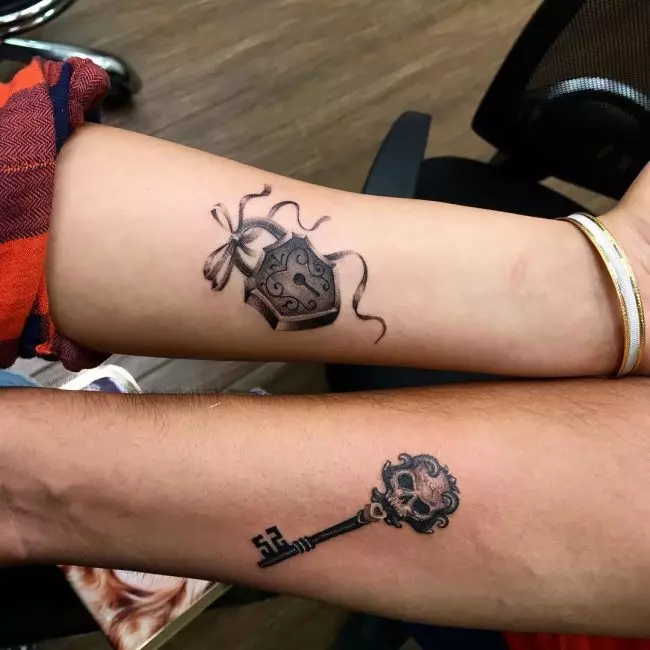 Pārī tetovējums mīļotājiem (67 fotogrāfijas): idejas kopīgu maz tetovējumiem par puisis un meitenes, to nozīme, skices un uzraksti 14256_29
