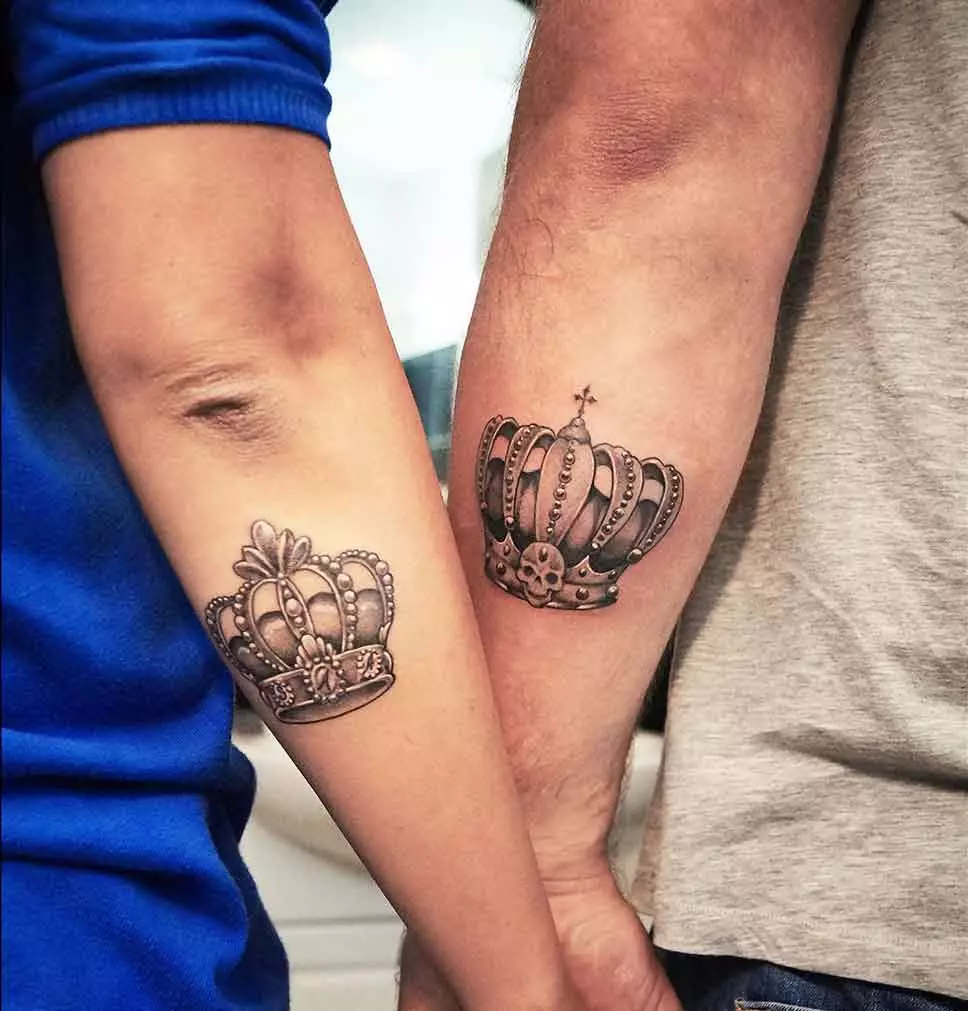 Tatuazh i çiftuar për të dashuruar (67 foto): idetë e tatuazheve të përbashkëta të vogla për një djalë dhe vajza, kuptimin, skicat dhe mbishkrimet e tyre 14256_3