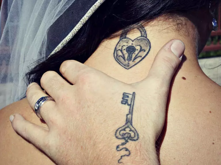 Uparena tetovaža za ljubitelje (67 fotografija): ideje o zajedničkim tetovažama za čovjeka i djevojčice, njihovo značenje, skice i natpise 14256_30