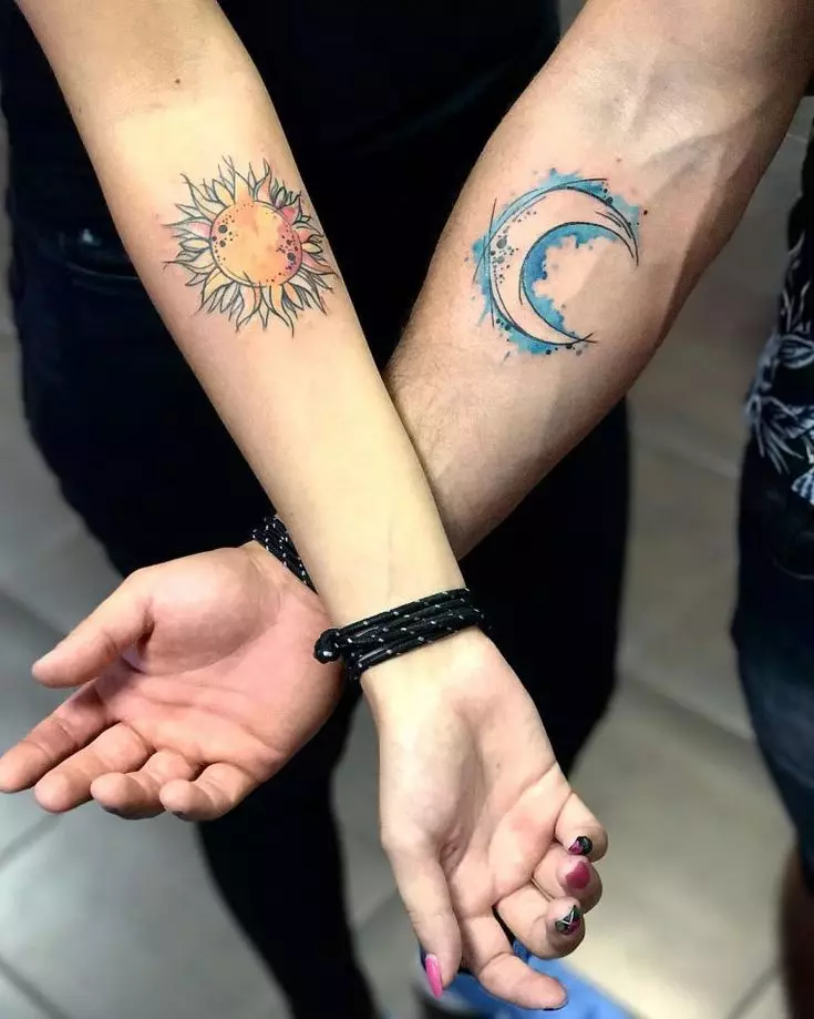 Tatuazh i çiftuar për të dashuruar (67 foto): idetë e tatuazheve të përbashkëta të vogla për një djalë dhe vajza, kuptimin, skicat dhe mbishkrimet e tyre 14256_31