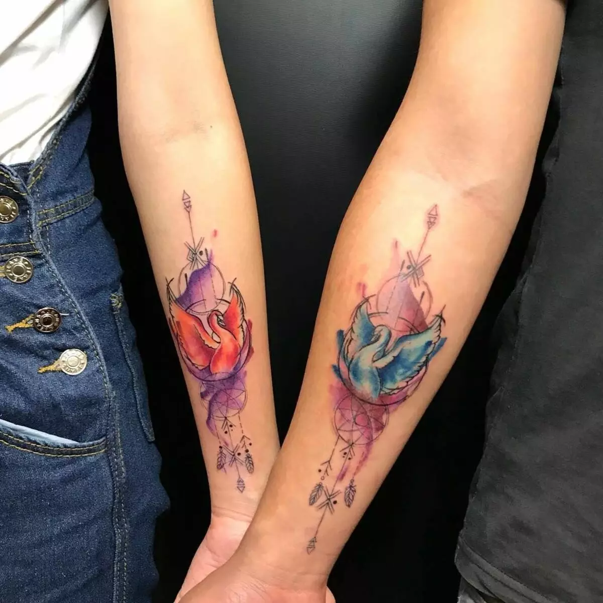 Tatuazh i çiftuar për të dashuruar (67 foto): idetë e tatuazheve të përbashkëta të vogla për një djalë dhe vajza, kuptimin, skicat dhe mbishkrimet e tyre 14256_4