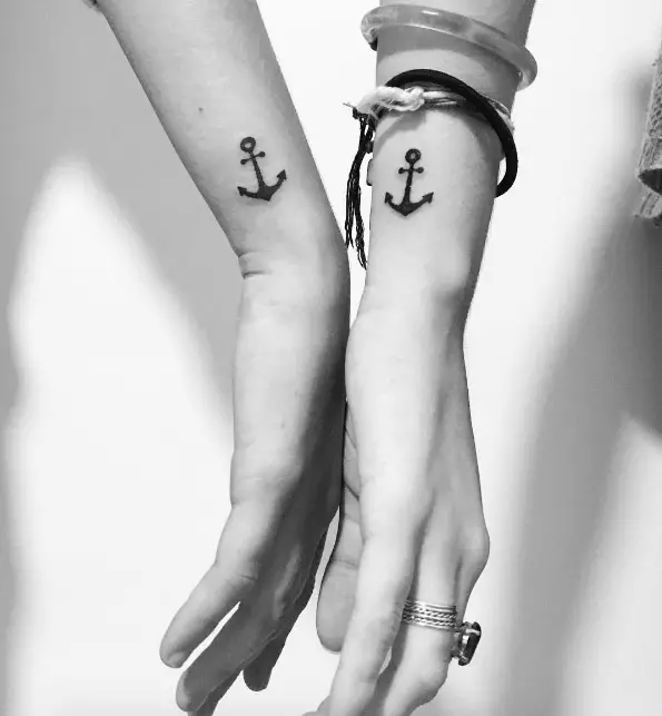 恋人配对纹身（67张照片）：一个男孩和女孩的关节小纹身的想法，他们的意义，草图和铭文 14256_42