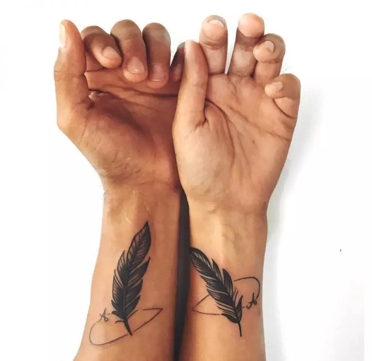 Uparena tetovaža za ljubitelje (67 fotografija): ideje o zajedničkim tetovažama za čovjeka i djevojčice, njihovo značenje, skice i natpise 14256_43